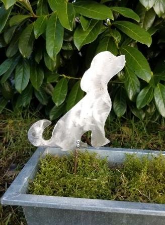 Labrador sitzend Deko klein aus Stahlblech für Blumenkasten, 14,90 €